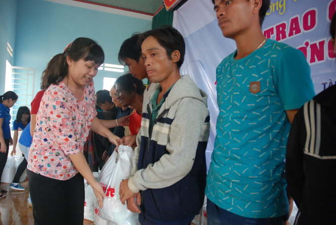 Bà Nguyễn Thị Hương trao quà cho bà con xã Kong Lơng Khơng - Ảnh: THÁI BÁ DŨNG