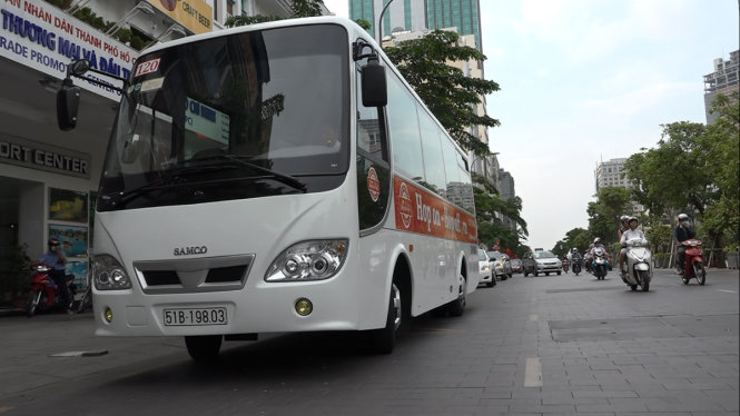 2. Xe buýt du lịch Hop on Hop off đang chở du khách tham quan phố đi bộ Nguyễn Huệ - Ảnh: CHẾ THÂN