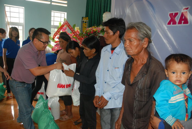 Ông Nguyễn Hùng Phú Lâm – giám đốc Công ty cà phê Classic hỗ trợ 1,5 tấn gạo trao quà cho bà con vùng hạn - Ảnh: THÁI BÁ DŨNG