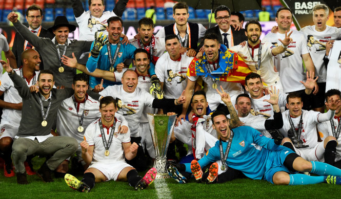 Toàn đội Sevilla ăn mừng chức vô địch - Ảnh: Reuters