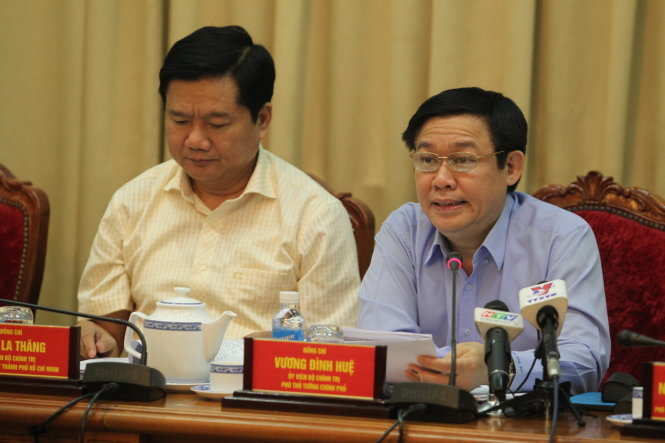 Phó thủ tướng Vương Đình Huệ và Bí thư Đinh La Thăng tại buổi làm việc với TP.HCM chiều 20-5 - Ảnh: Quang Định