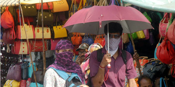 Người dân Ấn Độ che dù đi trong cái nắng gy gắt - Ảnh: skymetweather.com