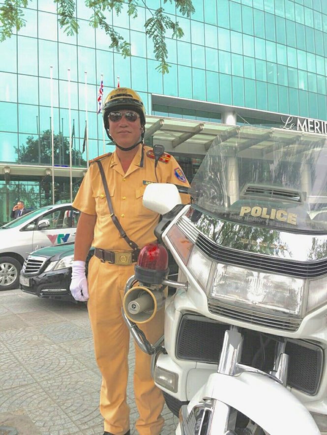 Trung tá Nguyễn Văn Hải bên chiếc xe dẫn đường quen thuộc của mình  - Ảnh: V.H.