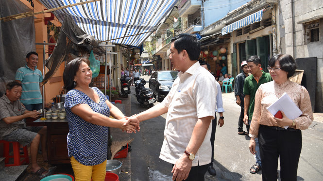 Bí thư Đinh La Thăng thăm hỏi cộng đồng người Hoa tại đường Lương Nhữ Học (Quận 5) - Ảnh: TỰ TRUNG