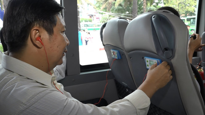 Ông Lê Hoàng Minh Phó giám đốc Sở giao thông vận tải  đang trải nghiệm thử dịch vụ xe buýt du lịch đầu tiên của thành phố - Ảnh: CHẾ THÂN