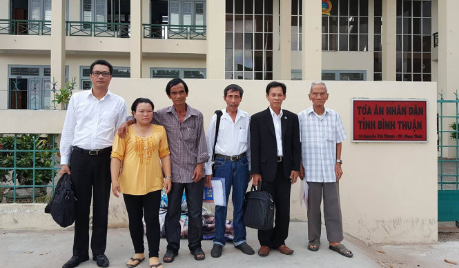 Ông Huỳnh Văn Nén (thứ 3 từ trái sang) cùng người thân gia đình, luật sư và ông Nguyễn Thận đến TAND tỉnh Bình Thuận thương lượng bồi thường ngày 20-5 - Ảnh: QUANG HƯNG