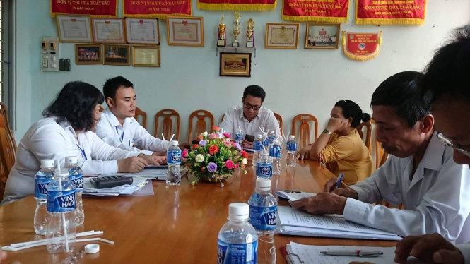 Cán bộ TAND tỉnh Bình Thuận (hàng bên trái) đang thương lượng với các luật sư và người thân của ông Nén vào sáng 20-5  - Ảnh: QUANG HƯNG