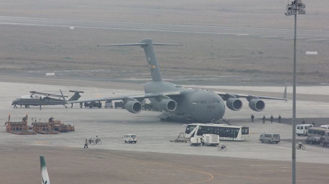 Máy bay trực thăng Marine One rời khỏi máy bay vận tải C-17 trên bãi đậu sân bay quốc tế Tân sơn Nhất - Ảnh: PHẠM BẢO ANH