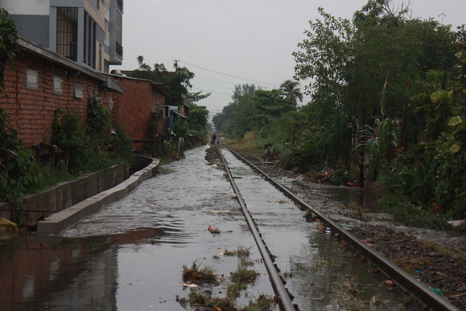 Đường sắt đoạn ở khu vực dọc đường Phạm Văn Đồng, Q.Thủ Đức ngập sau cơn mưa tháng 9-2015 - Ảnh: ĐỨC PHÚ