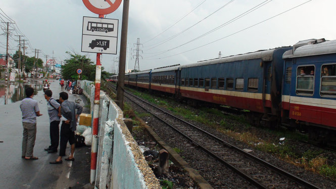 Chuyến tàu khách dừng tại đoạn đường sắt dừng đột xuất tại khu vực ngã tư Bình Triệu (Q.Thủ Đức) do đường ray ngập sâu tháng 8-2015 - Ảnh: ĐỨC PHÚ