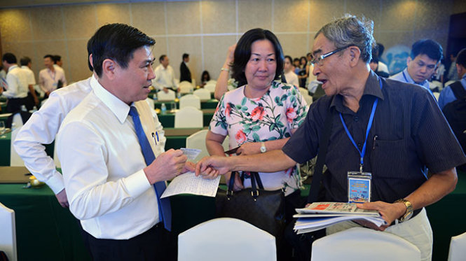 Ông Nguyễn Thành Phong (bìa trái), chủ tịch UBND TP.HCM, trao đổi với các đại biểu tham dự hội thảo - Ảnh: Quang Định