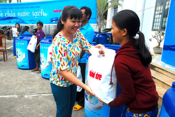 Bà Nguyễn Thị Hương – Uỷ viên Ban biên tập báo Tuổi Trẻ trao quà cho người dân vùng hạn huyện Sa Thầy, tỉnh Kon Tum.