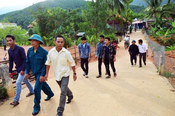 Các cử tri làng Hà Giao rộn ràng đến Nhà văn hóa của làng để bỏ phiếu - Ảnh: HOA KHÁ