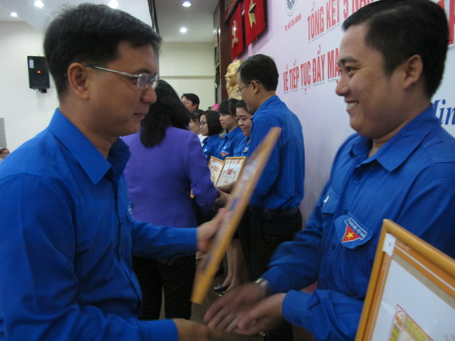 Anh Nguyễn Mạnh Cường (trái), bí thư Thành đoàn TP.HCM, trao bằng khen cho các tập thể - Ảnh: K.Anh