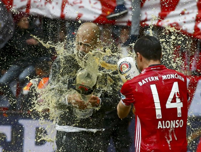 HLV Guardiola (trái) sẽ có màn chia tay ngọt ngào với B.M? - Ảnh: Reuters