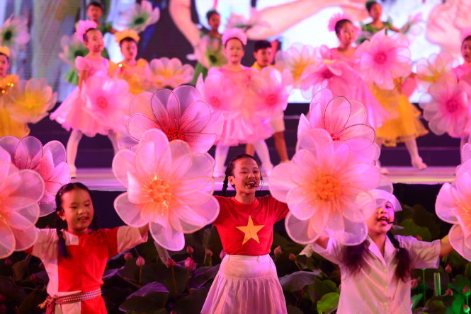 6.	Nhóm thiếu nhi Sido trình diễn ca múa Tuổi nhỏ xây dựng thành phố anh hùng - Ảnh: Quang Định