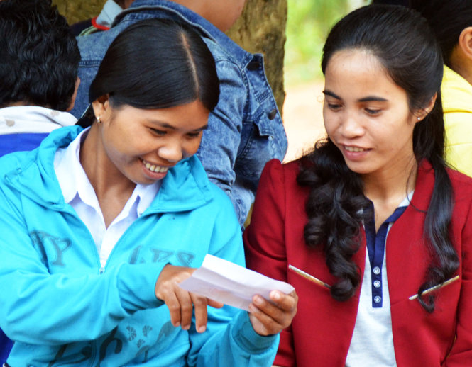 Người dân làng Hà Giao phấn khởi khi cầm lá phiếu trên tay và thể hiện trách nhiệm công dân - Ảnh: HOA KHÁ