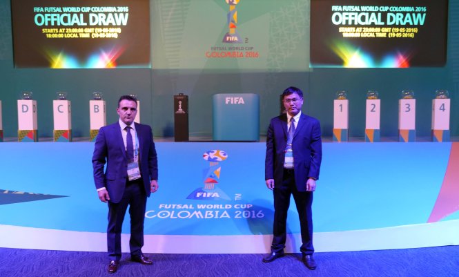 HLV trưởng Bruno Garcia (trái) và trưởng đoàn Trần Anh Tú tại lễ bốc thăm chia bảng World Cup 2016 - Ảnh: Q.H.