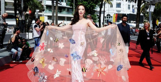 Angela Phương Trinh mang váy cá, tôm lên thảm đỏ Cannes - Ảnh: ipeng.