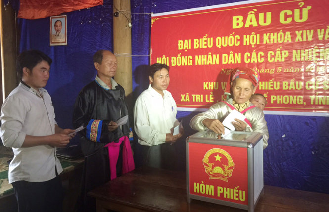 Cử tri xã biên giới Tri Lễ, huyện Quế Phong, Nghệ An đi bầu cử sớm hơn hai ngày - Ảnh: Thùy Linh