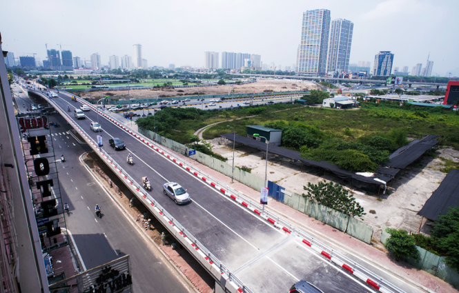 Cầu vượt Hoàng Minh Giám- Nguyễn Chánh được thông sẽ góp phần rất lớn trong việc đảm bảo trật tự an toàn giao thông và giải quyết tình trạng ùn tắc tại khu ực nút giao Trung Hoà - Ảnh: Nam Trần