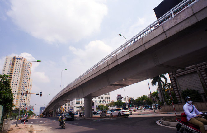 Cầu vượt Hoàng Minh Giám- Nguyễn Chánh có chiều dài gần 600m gồm phần cầu và đường dẫn - Ảnh: Nam Trần
