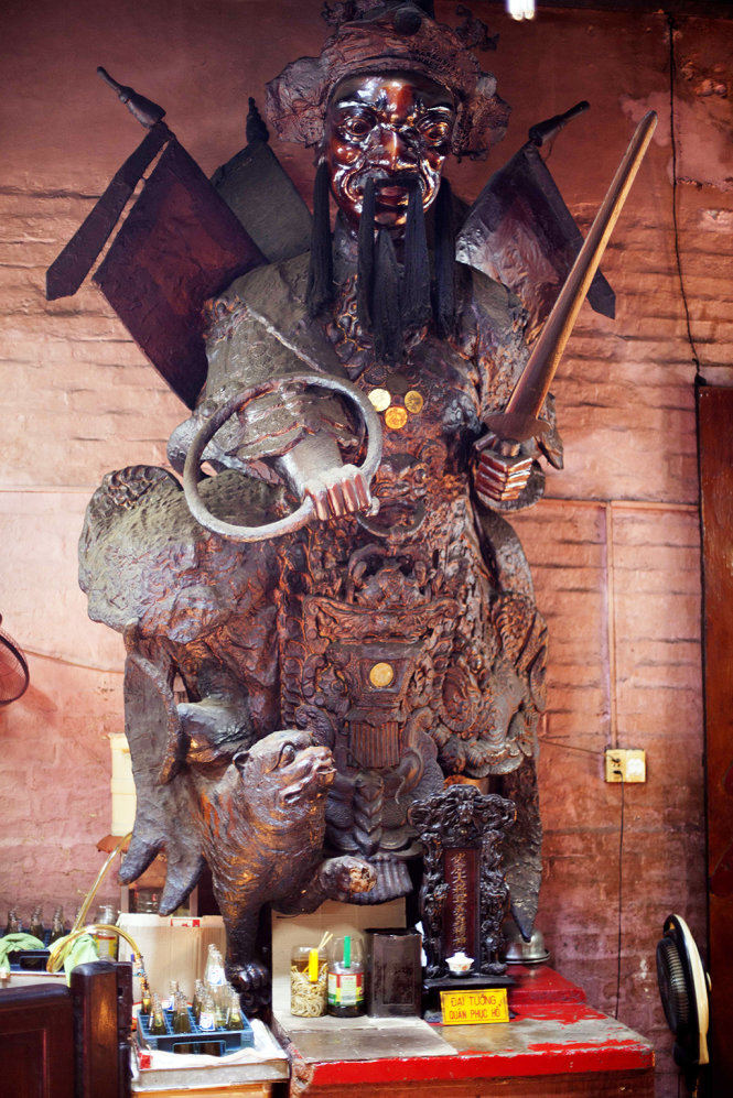 Một tượng thờ bằng gỗ chạm trong chùa