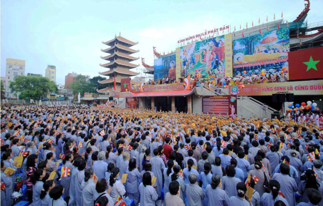 Hàng ngàn người dự đại lễ Phật đản tại Việt Nam Quốc Tự sáng 21-5 - Ảnh: Vũ Giang