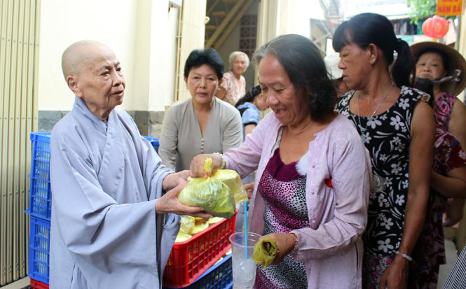 Nhân dịp Đại lễ Phật đản, Châu Lâm Ni Tự (Q.Bình Thạnh) tặng hơn 1.000 phần ăn miễn phí cho người nghèo - Ảnh: Mai Hoa