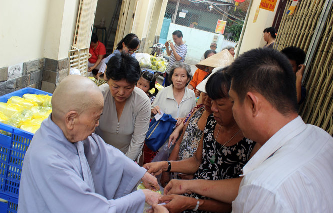 Nhân dịp Đại lễ Phật đản, Châu Lâm Ni Tự (Q.Bình Thạnh) tặng hơn 1.000 phần ăn miễn phí cho người nghèo - Ảnh: Mai Hoa