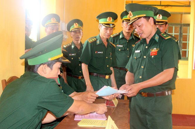 Cán bộ, chiến sĩ tại đồn Biên phòng Đắk Dang (xã Quảng Trực, Tuy Đức, Đắk Nông) nhận phiếu bầu cử  - Ảnh: Hà Linh