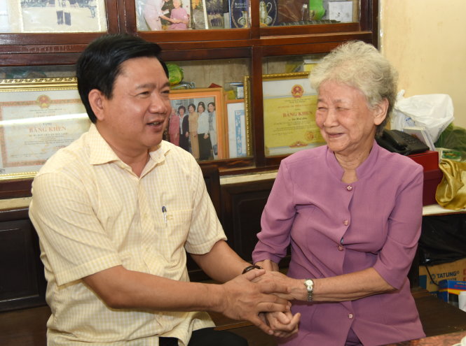 Bí thư Thành ủy Đinh La Thăng thăm gia đình bà Dư Huệ Liên, người Hoa, ở quận 5, TP.HCM - Ảnh: T.Tr.