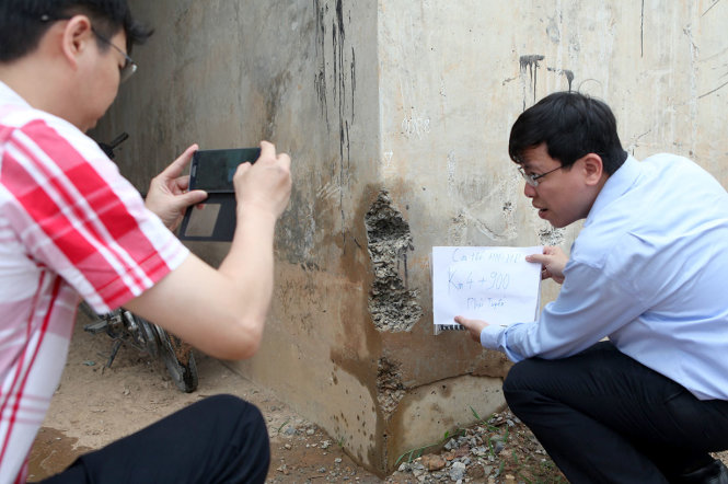 Cán bộ Cục quản lý xây dựng và chất lượng công trình giao thông của Bộ GTVT kiểm tra vị trí bê tông kém chất lượng tại hầm chui km4+900 đường cao tốc Hà Nội – Hải Phòng ngày 20-5 - Ảnh: T.Phùng