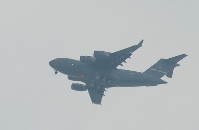 Chiếc máy bay US Air Force (C17) mang các trang thiết bị phục vụ cho chuyến thăm Việt Nam của Tổng thống Mỹ Barack Obama đã đến TP.HCM. Ảnh: Hữu Khoa