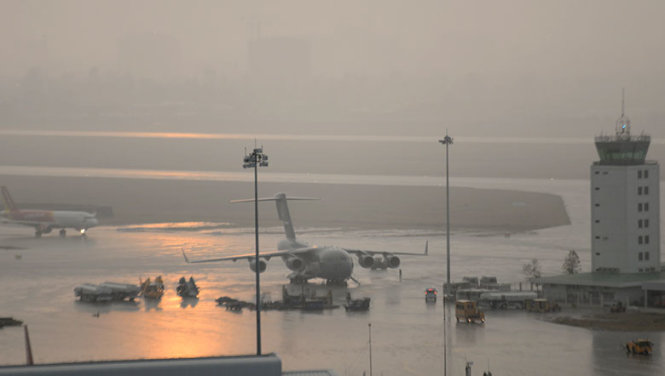 Chiếc máy bay US Air Force (C17) tại sân bay Tân Sơn Nhất trong cơn mưa lớn. Ảnh: Hữu Khoa