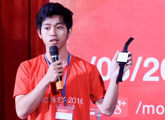 Sinh viên Nguyễn Phú Cường giới thiệu thiết bị đeo tay hỗ trợ cứu nạn ngư dân - Ảnh: T.N
