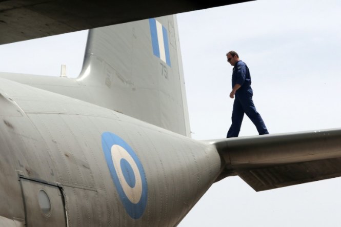 Một thợ máy không Không quân Hi Lạp kiểm tra máy bay tại căn cứ ở Kastelli, Crete ngày 20-5 trước khi máy bay này tham gia tìm kiếm chiếc máy bay của EgyptAir bị rơi ở Địa Trung Hải - Ảnh: AFP