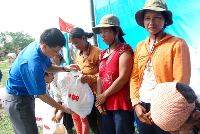 Anh Huỳnh Quốc Huy – bí thư Tỉnh đoàn Kon Tum trao quà cho bà con xã Đắk Tơ Lung, huyện Kon Rẫy, tỉnh Kon Tum.