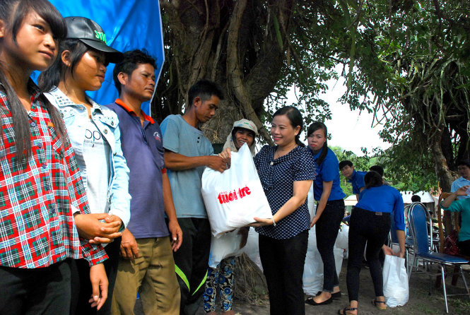 Bà Trần Thị Nga – phó chủ tịch UBND tỉnh Kon Tum trao quà cho bà con xã Đắk Tơ Lung, huyện Kon Rẫy, tỉnh Kon Tum.