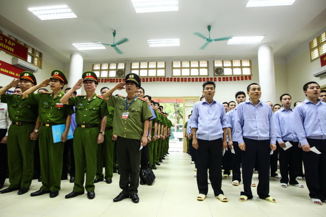 Đúng 7 giờ sáng, các cán bộ công an và các bị can đang bị tạm giữ, tạm giam cùng nhau hát Quốc ca trước khi bắt đầu bỏ phiếu- Ảnh: Nguyễn Khánh