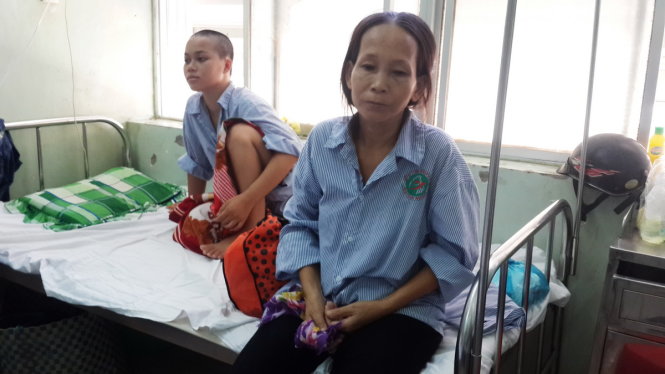 Bà Nguyễn Thị Bé nhờ thông báo cho gia đình biết bà bị thương trong vụ tai nạn - ẢNH: NG.NAM