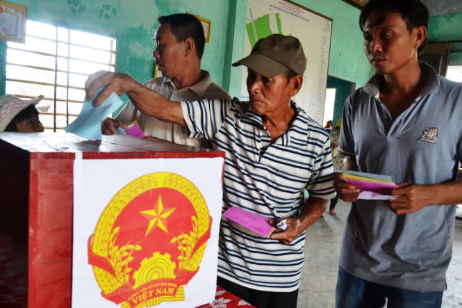 Nhiều ngư dân xã Bình Minh, huyện Thăng Bình (Quảng Nam) phải tạm hoãn chuyến ra khơi của mình để bỏ phiếu. Ảnh: LÊ TRUNG
