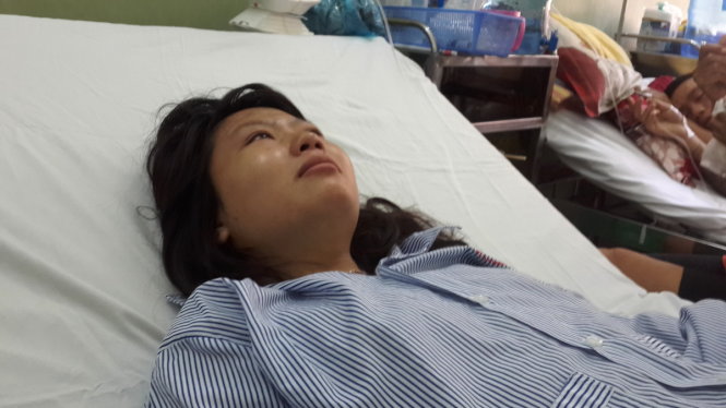 Chị Phan Thị Yến nức nở khi hay tin chồng chị không có trong danh sách người bị thương - ẢNH: NG.NAM