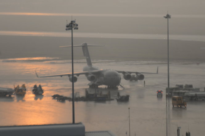 Máy bay US Air Force C-17 hạ cánh xuống sân bay Tân Sơn Nhất trong lúc trời mưa rất to - Ảnh: Hữu Khoa