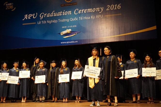 Học sinh Lê Nguyễn Kim Ngân của Trường quốc tế APU trong lễ trao học bổng từ các trường ĐH Mỹ - Ảnh: Mỹ Dung