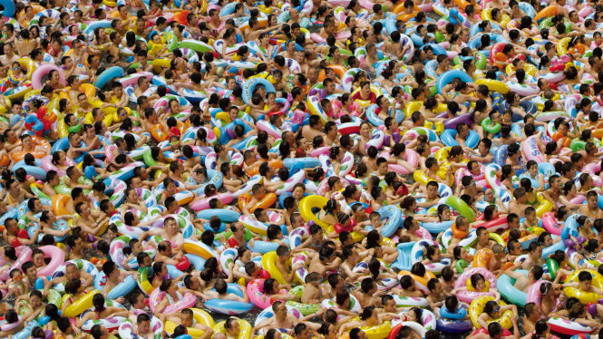 Một cảnh hồ bơi đầy người ở Thâm Quyến, Trung Quốc trong phim Human