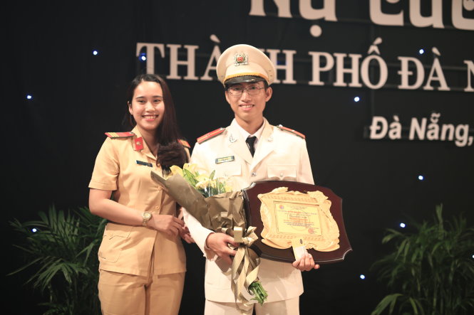 Thiếu úy Phan Thịnh Hưng (phải) nhận giải Nụ cười công chức Đà Nẵng - Ảnh: Bích Quân