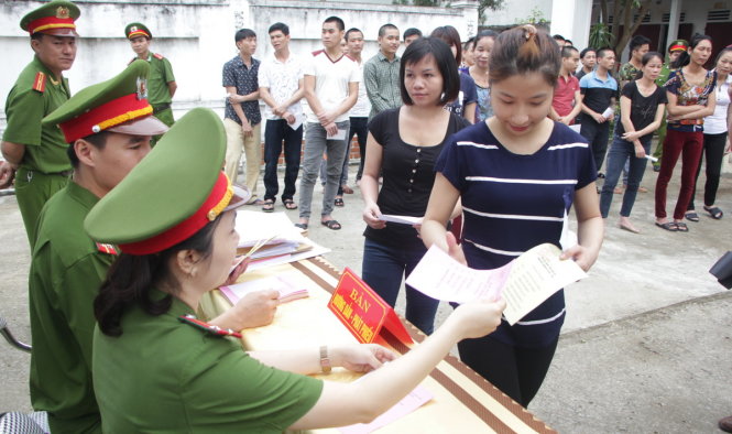 Cử tri tại trại giam Công an tỉnh Nghệ An nhận phiếu bầu cử - Ảnh: Doãn Hòa