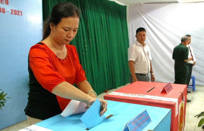 Người dân bỏ phiếu bầu cử ở khu vực số 97 (P15, Q.10, TP.HCM) - Ảnh: Ngọc Dương