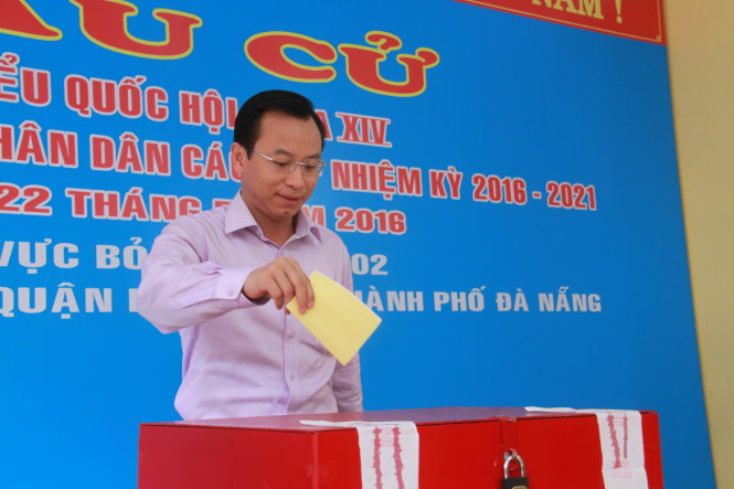 Ông Nguyễn Xuân Anh, bí thư Thành ủy Đà Nẵng đã bỏ lá phiếu đầu tiên tại khu vực bỏ phiếu số 2, phường Hải Châu 1. Ảnh: Hữu Khá
